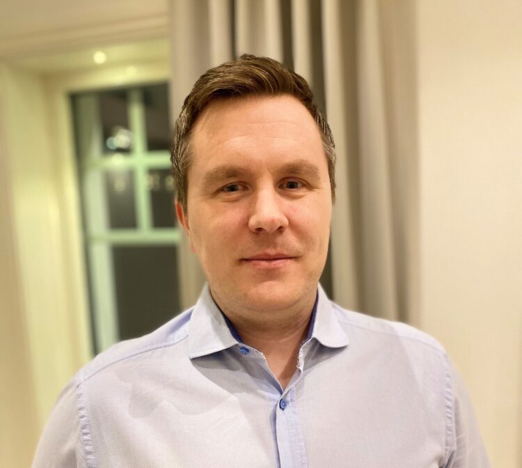 Bild på människa vid fönster