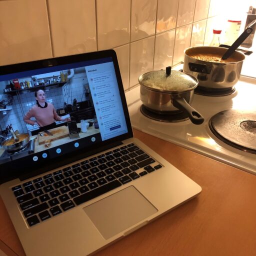 Bild på dator för gemensam matlagning med cook along