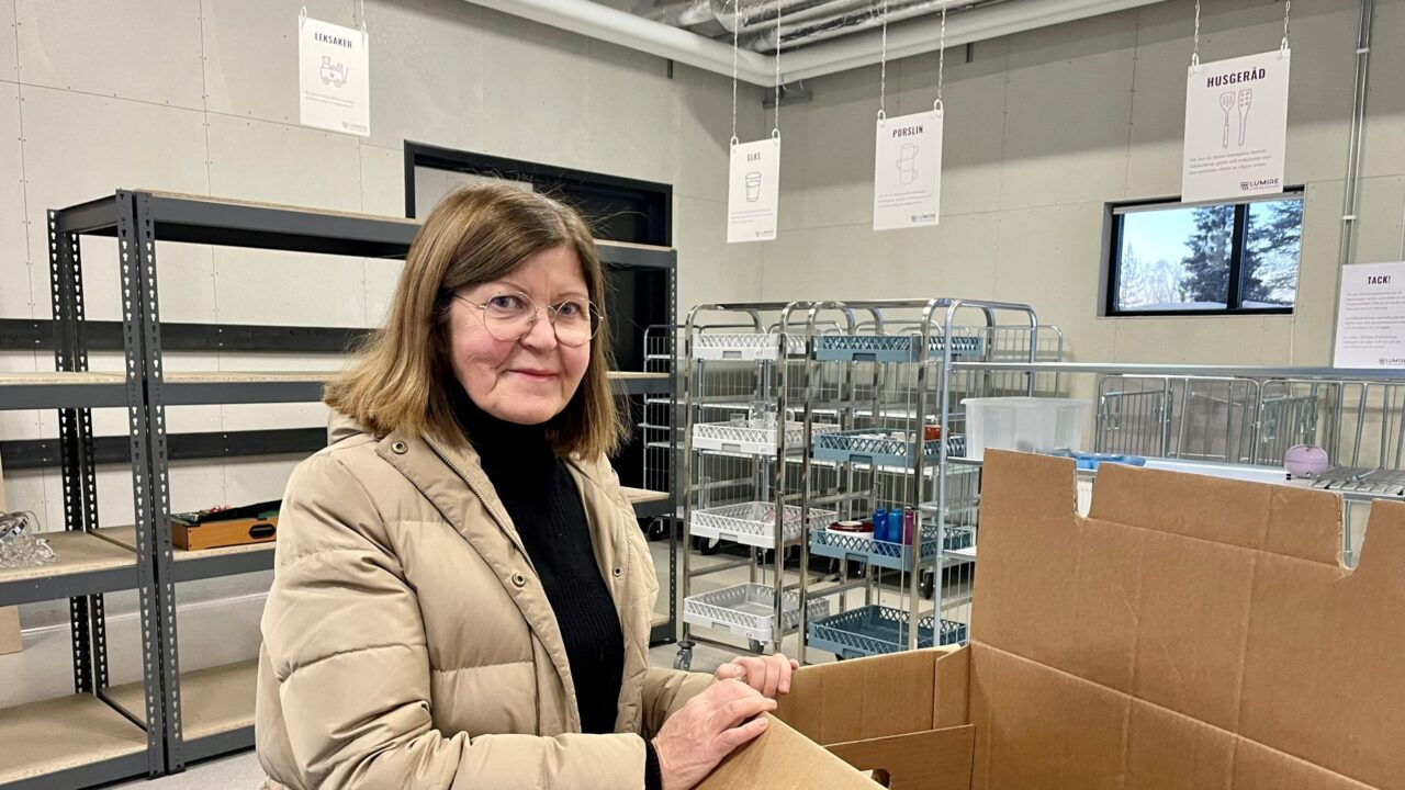 Människa vid sortering av återbruk