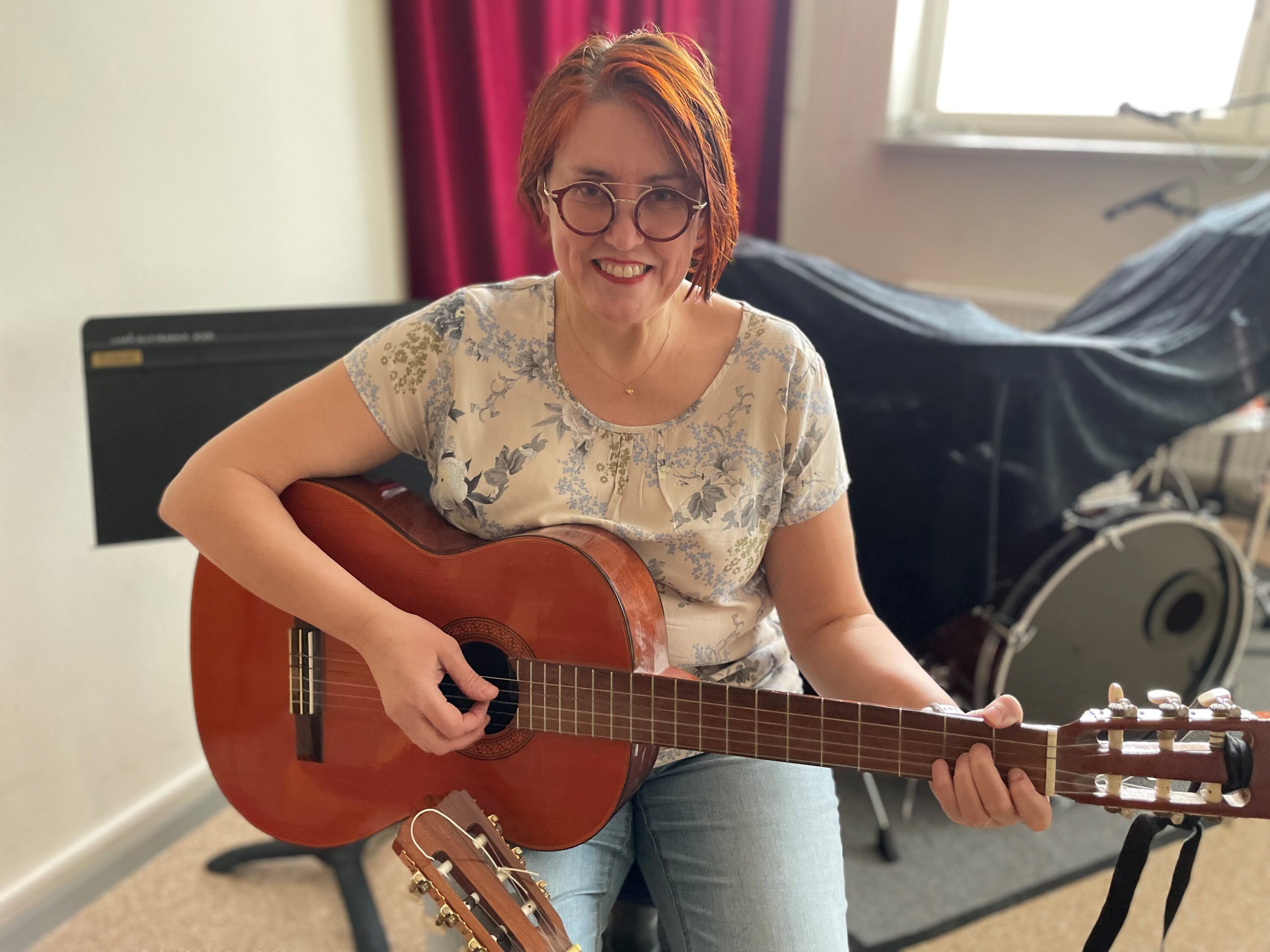 Musiklärare med gitarr