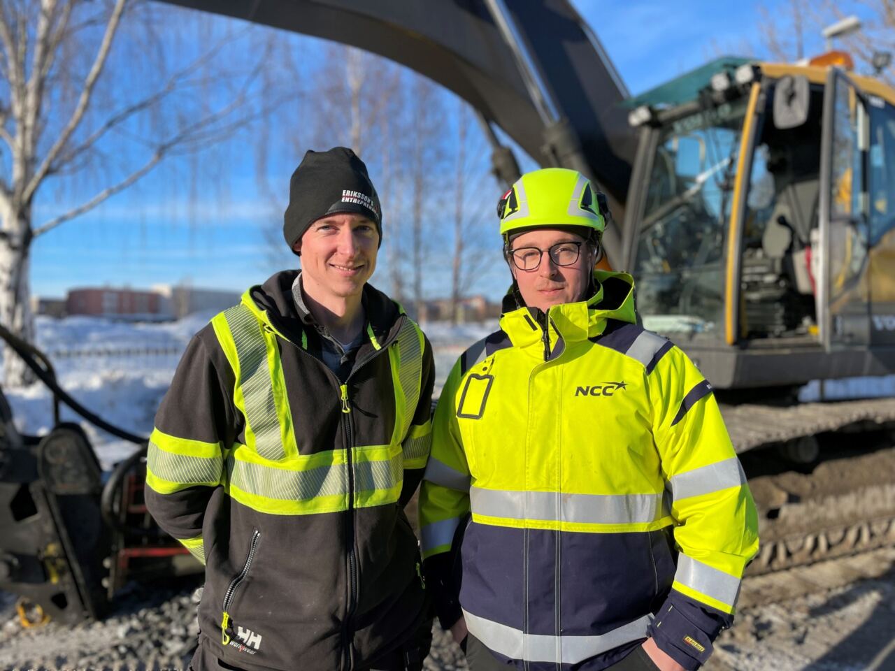 Människor i skyddskläder utomhus vid hydrauhammare