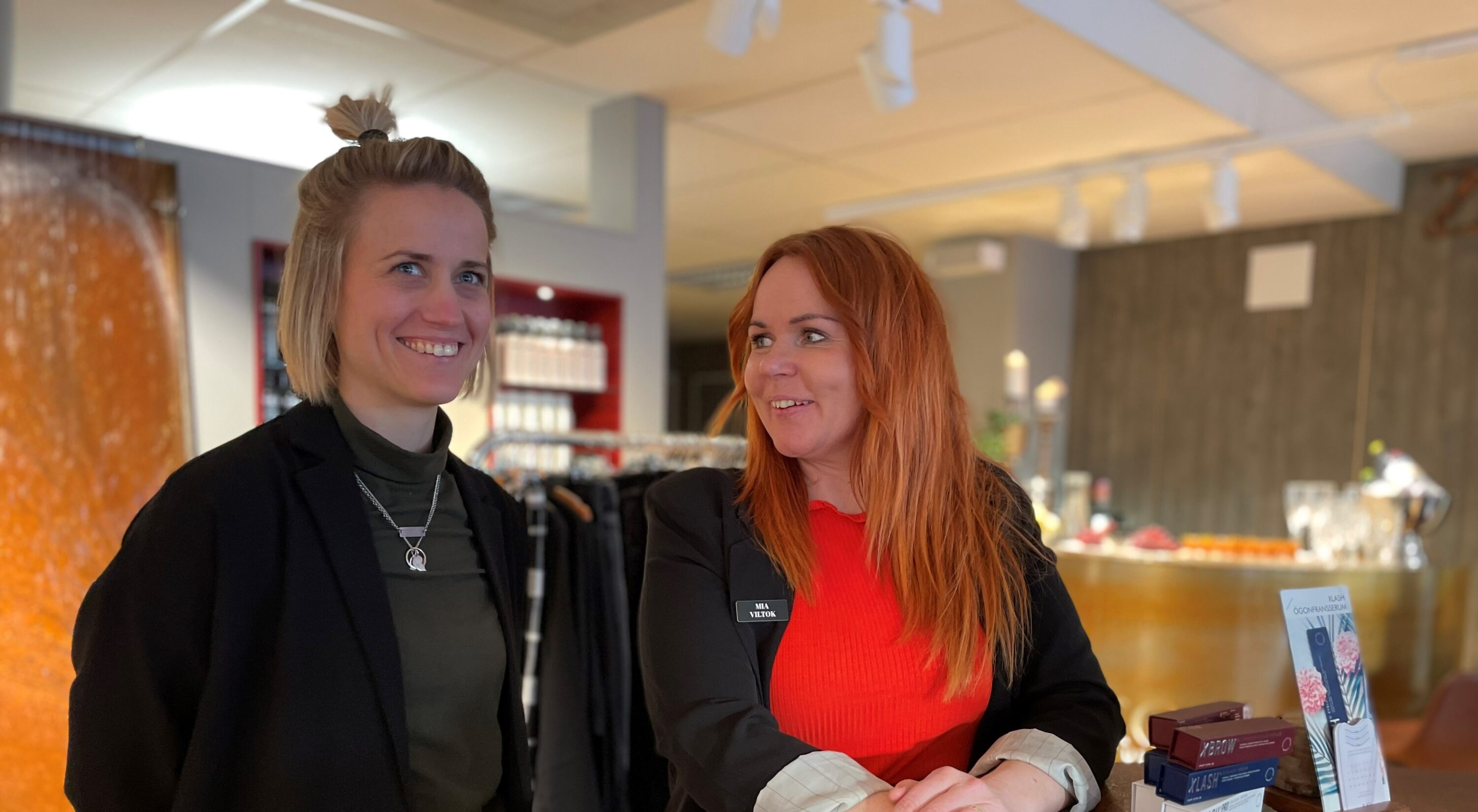 Två glada människor inomhus