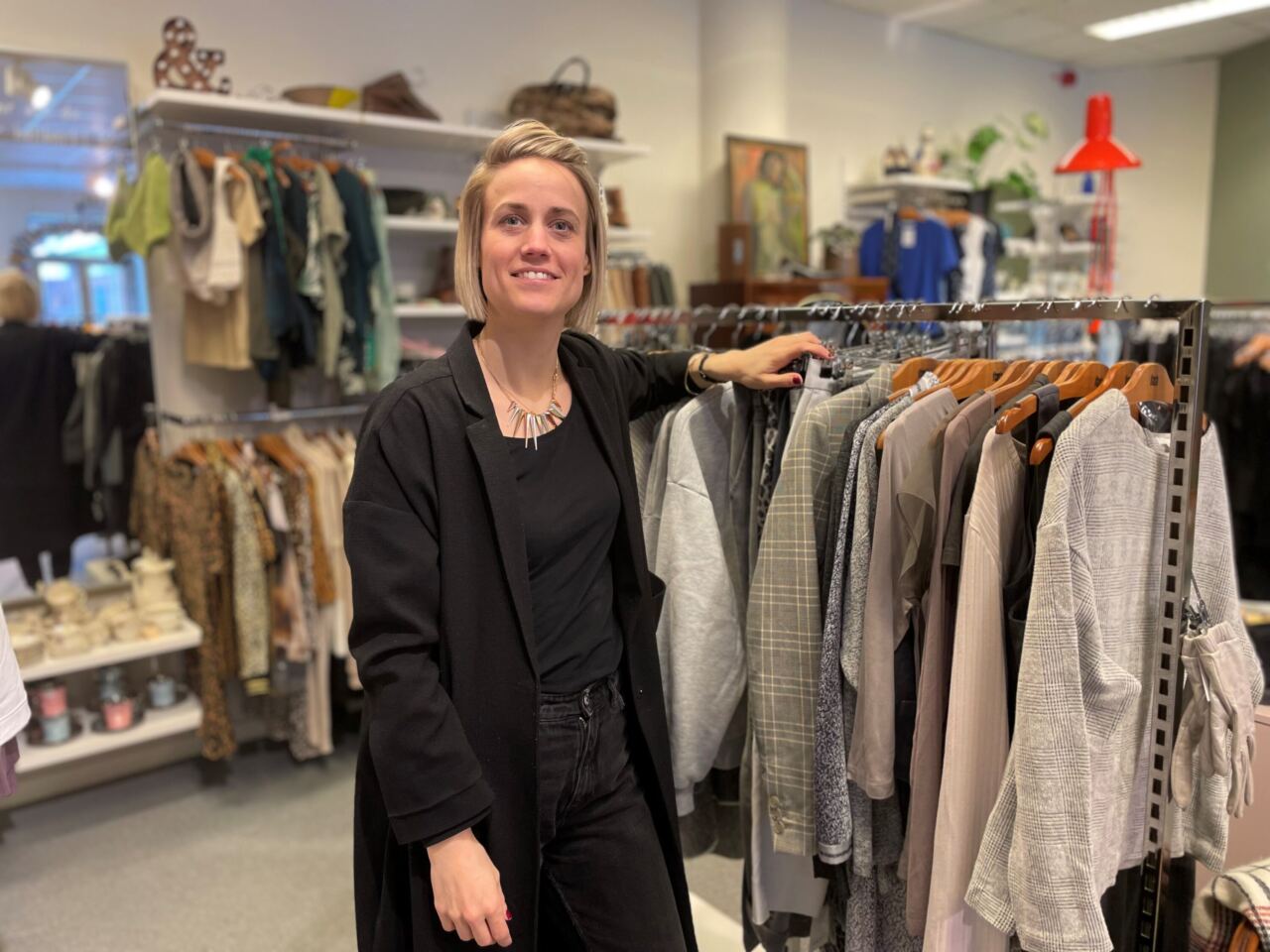 Människa vid kläder inne i butik