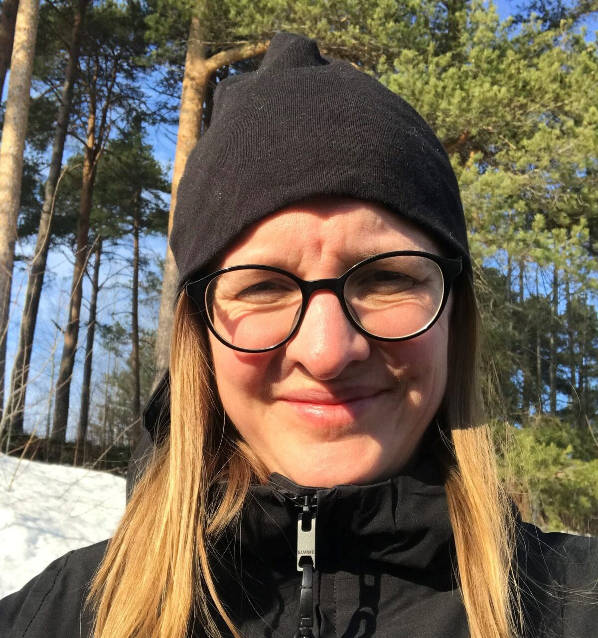 Människa utomhus i vinter skogsmiljö