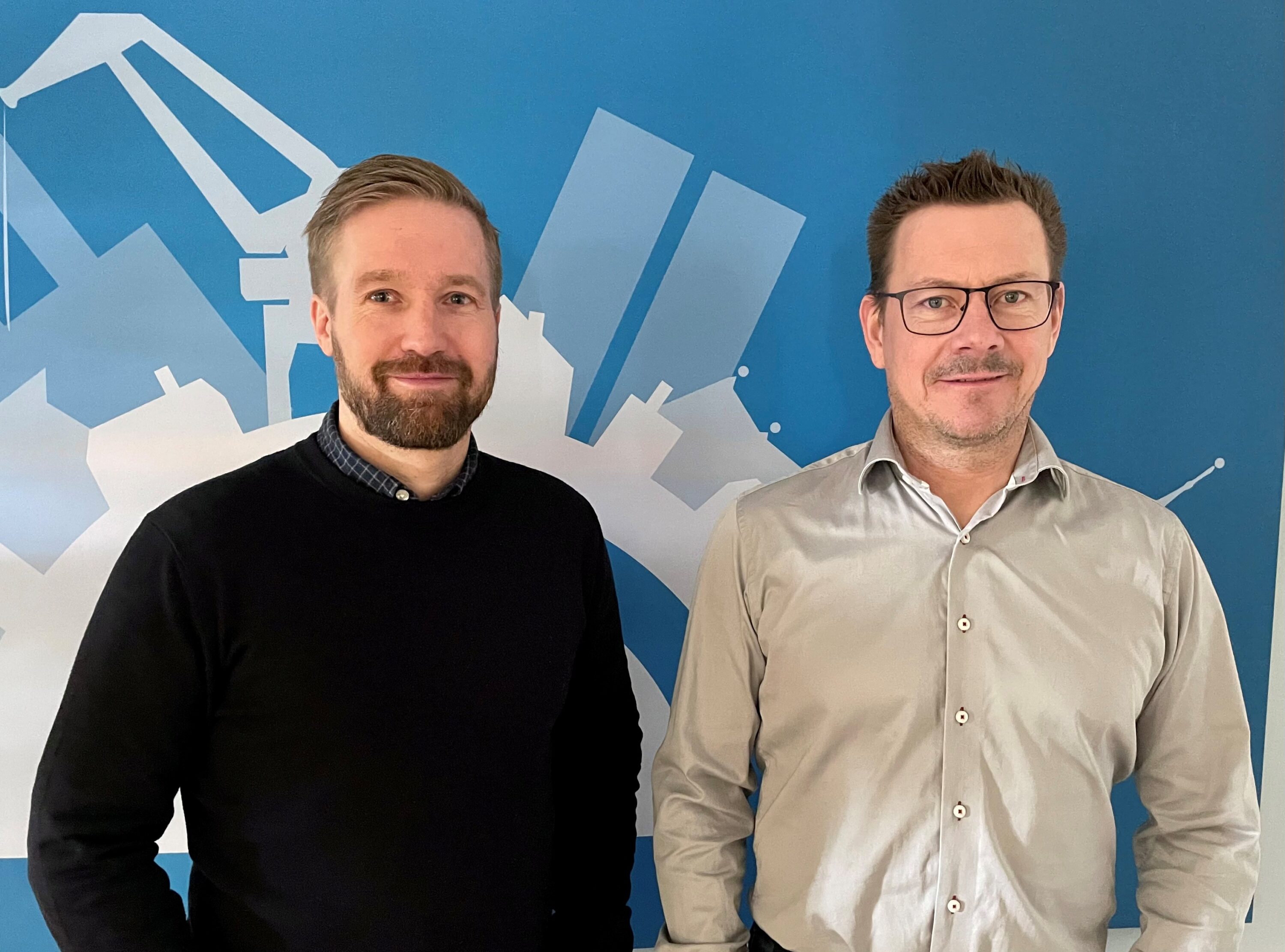 två människor vid en blå vägg
