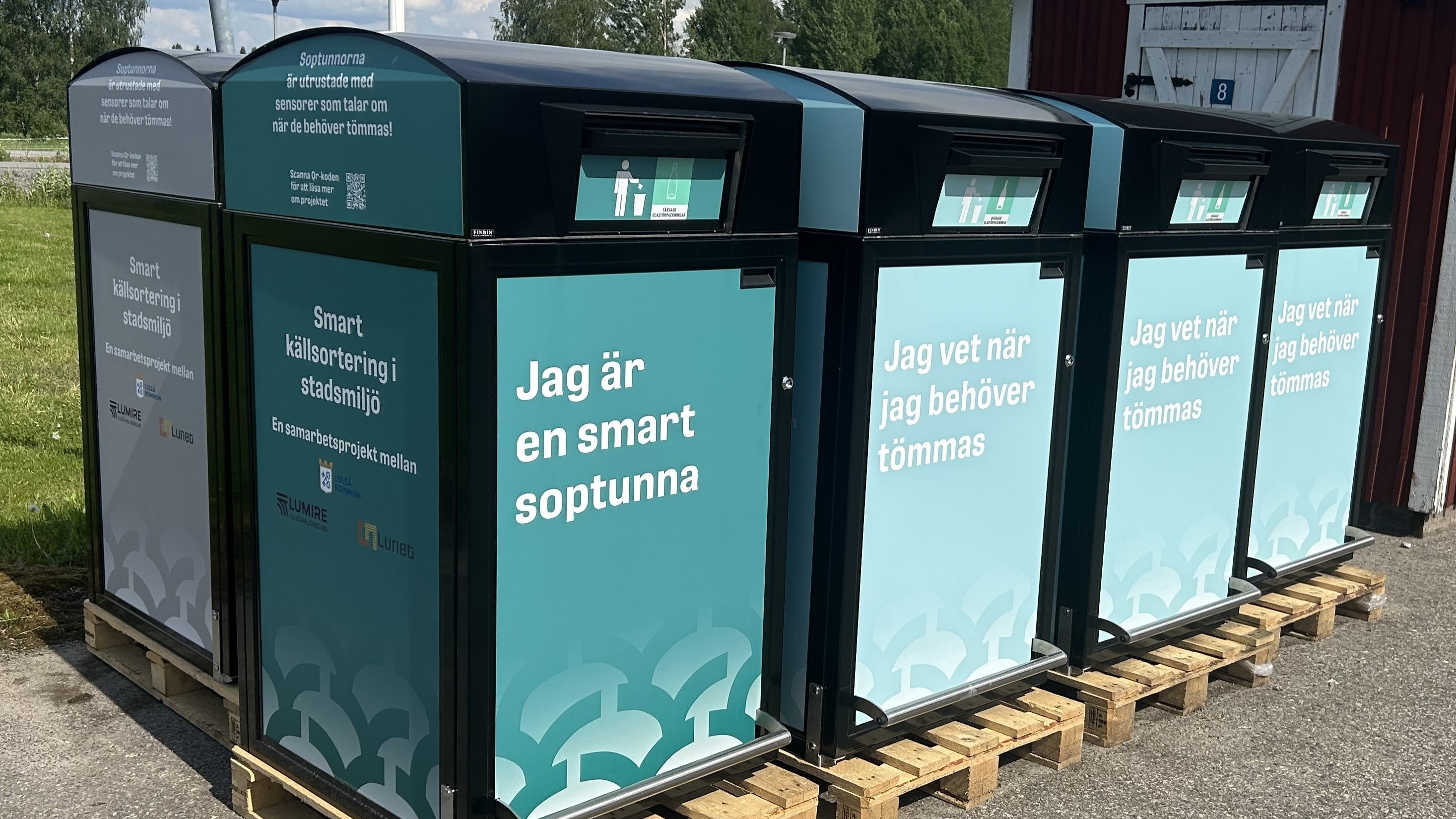 Bild på sorteringskärl för avfall med text "jag är en smart soptunna"