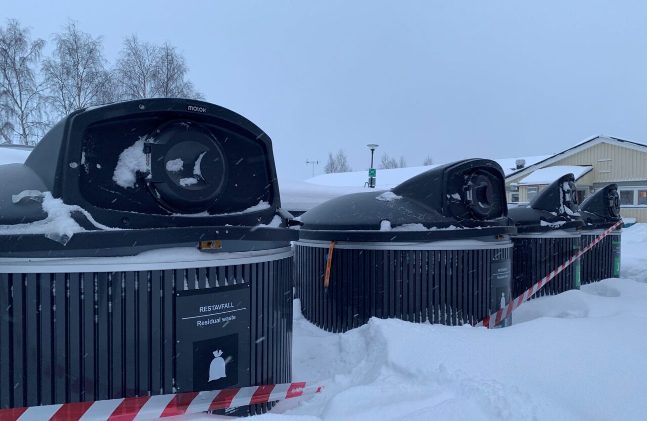 Bild på avfallskärl med snö kring.