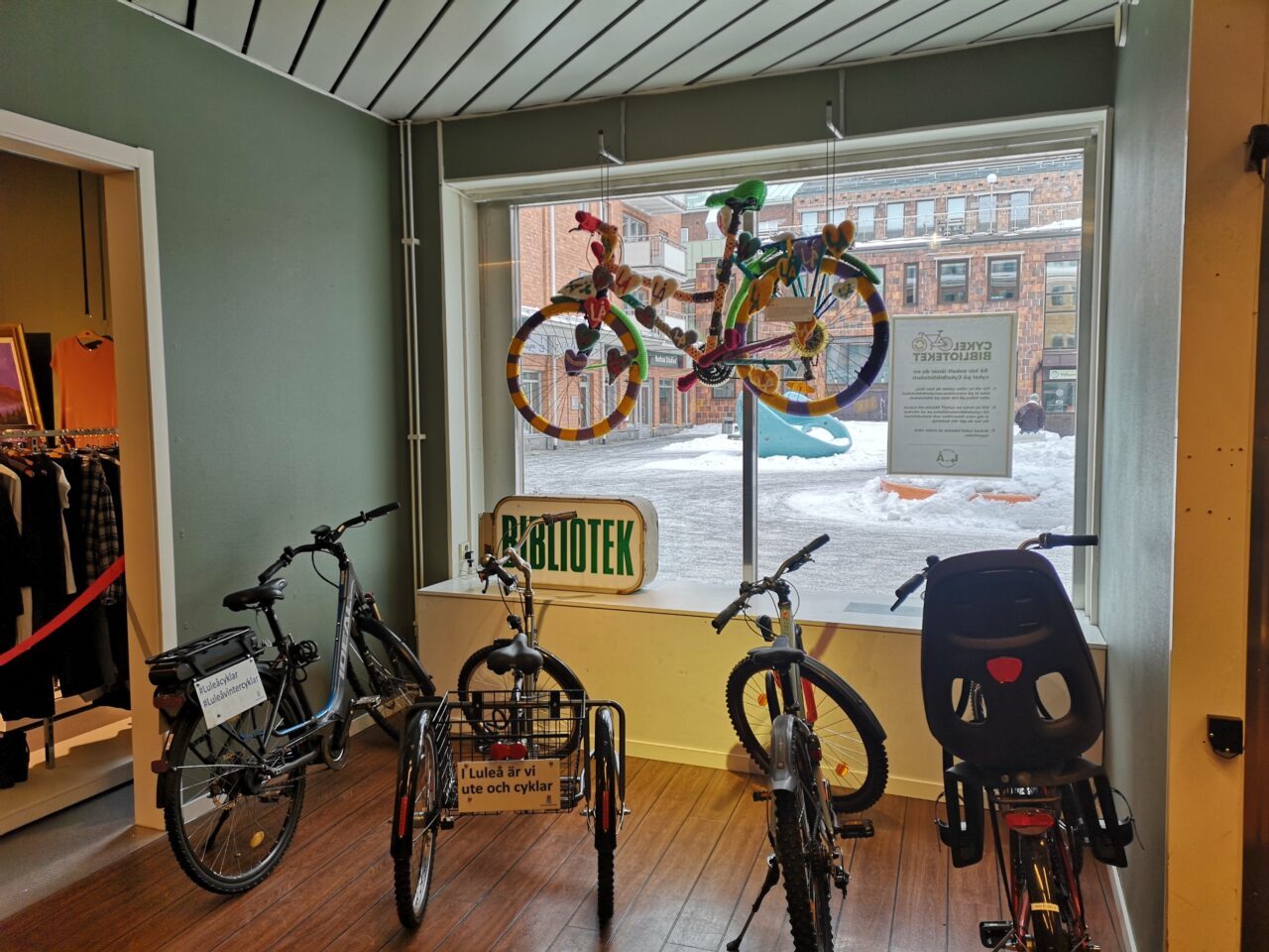 Bild på cykelbibliotek inomhus med flera cyklar