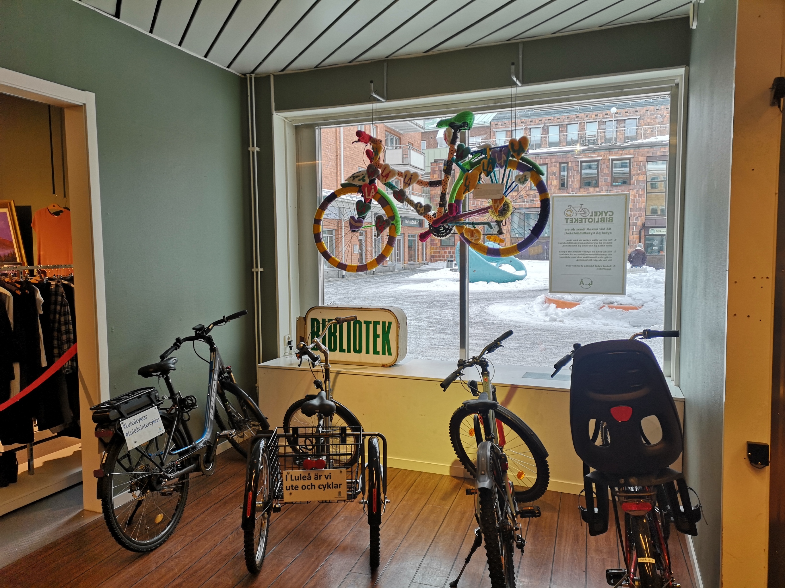 Bild på cykelbibliotek inomhus med flera cyklar