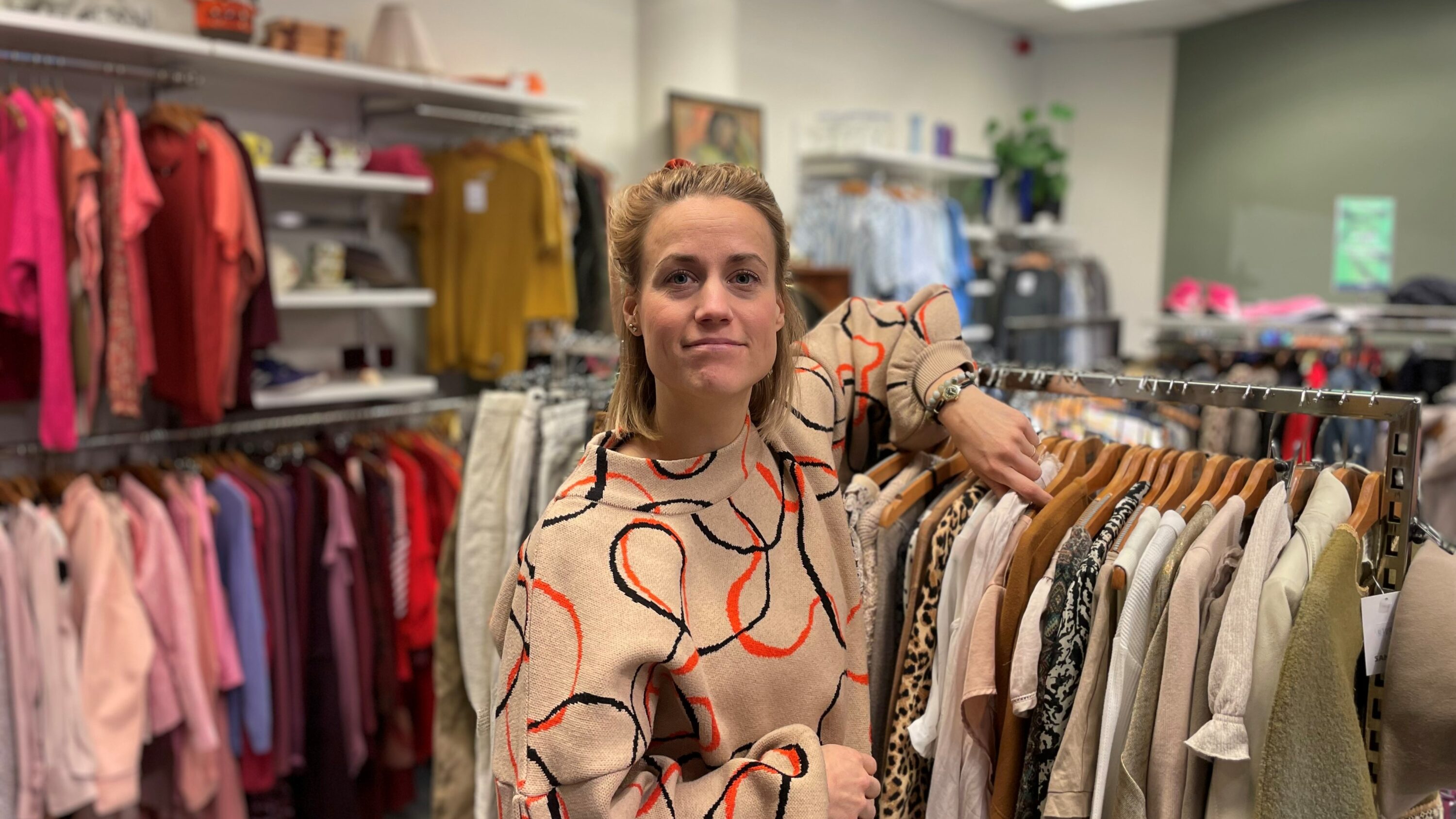 Bild på människa inomhus i butik med kläder