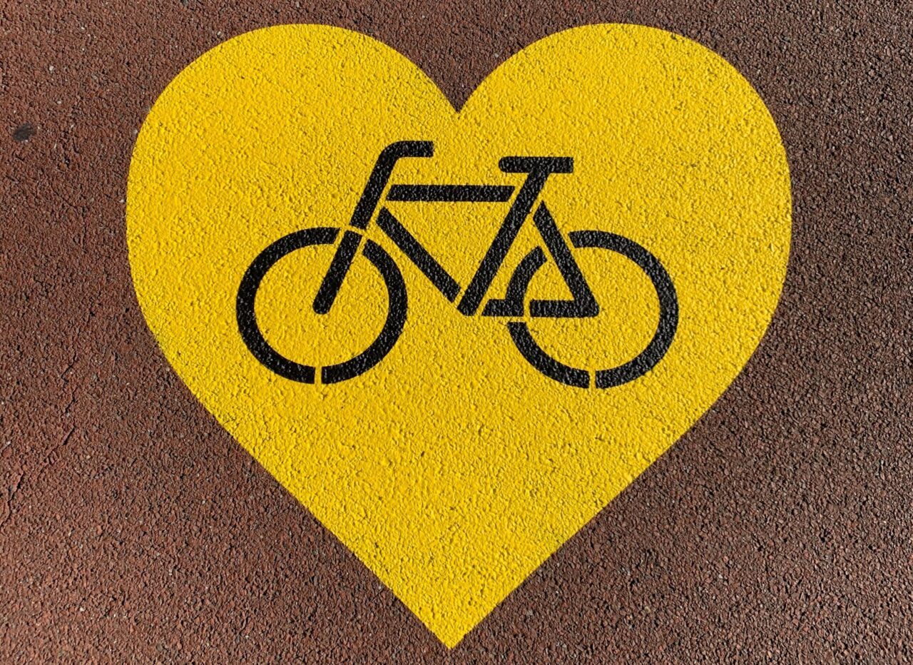 Målat gult hjärta med cykel