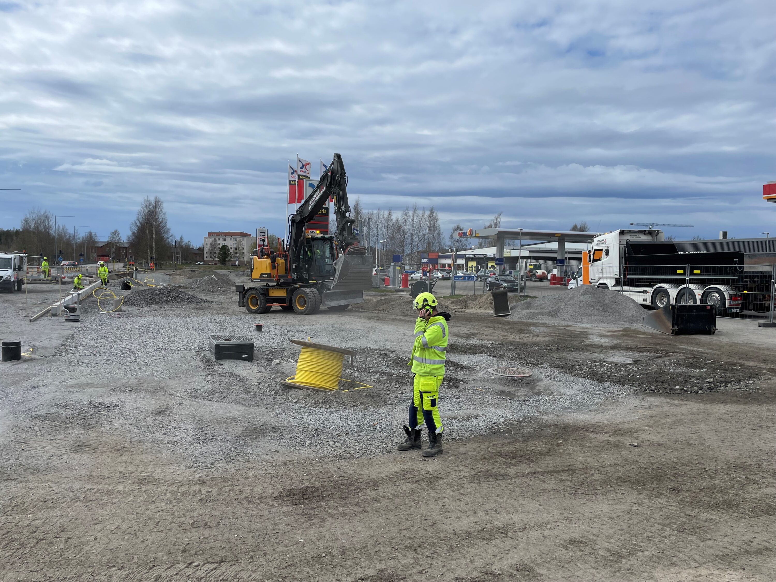 Arbetsplats för byggjobb med människa i gula skyddskläder