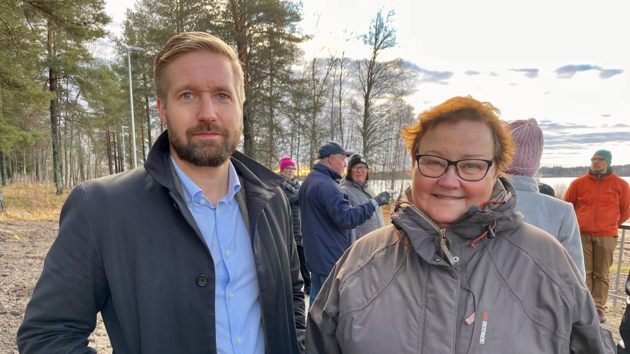 bild på två människor utomhus vid skog och höst