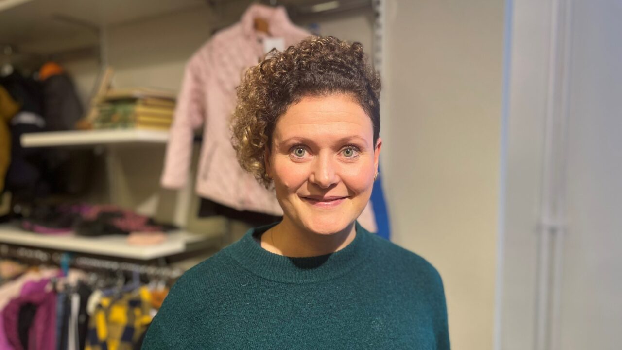 Bild på människa i grön tröja inomhus i butik
