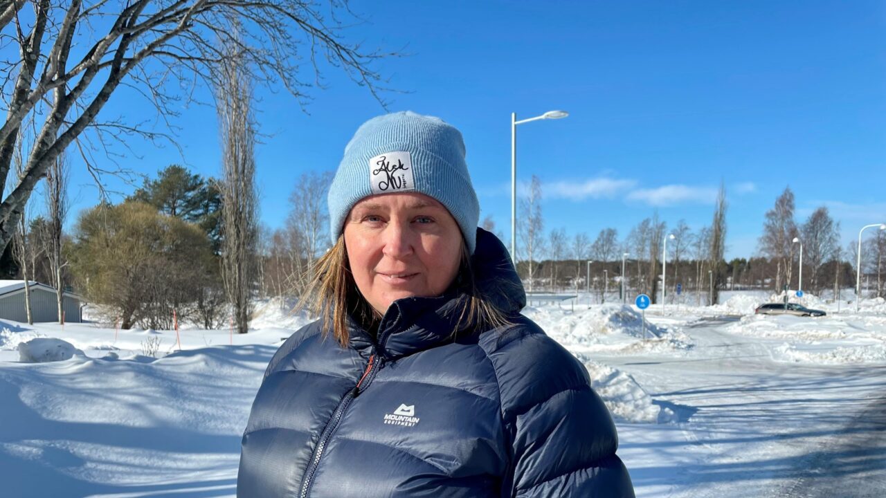 Bild på människa i vinterkläder utomhus en solig vinterdag med snö