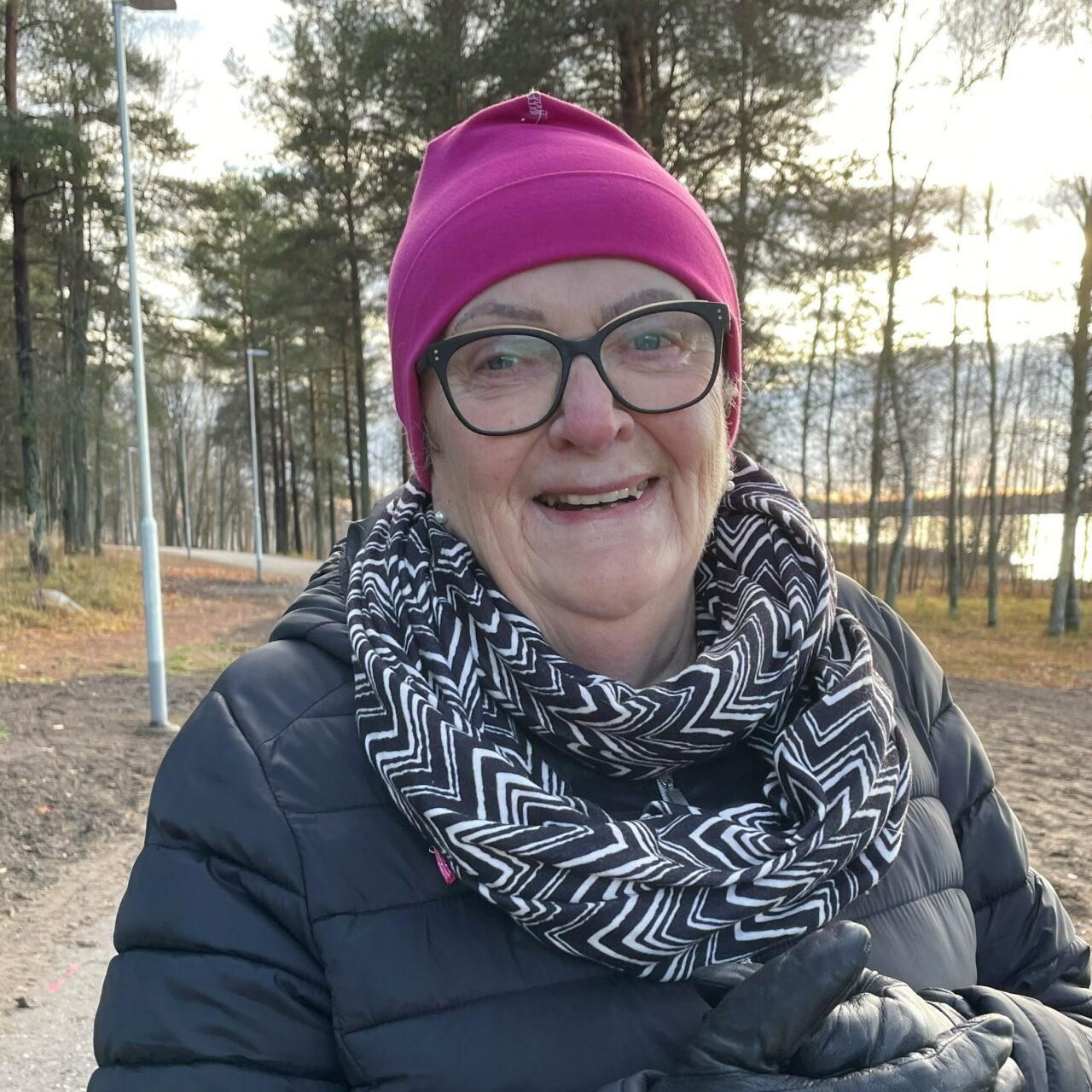 Bild på glad människa utomhus i höst och skog