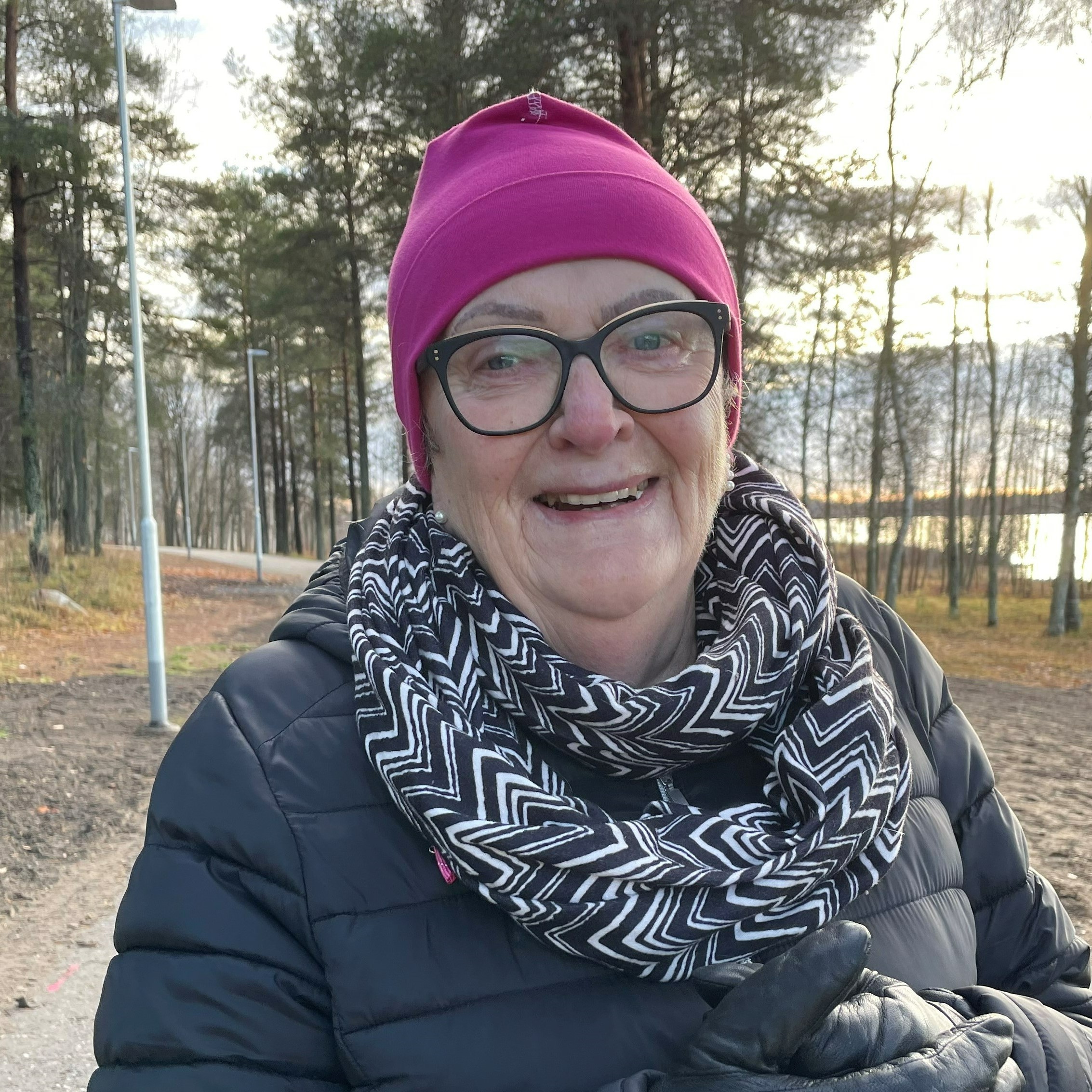 Bild på glad människa utomhus i höst och skog